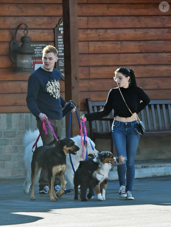 Exclusif - Ariel Winter et son compagnon Levi Meaden emmènent leurs chiens chez le vétérinaire à Los Angeles le 30 décembre 2018.