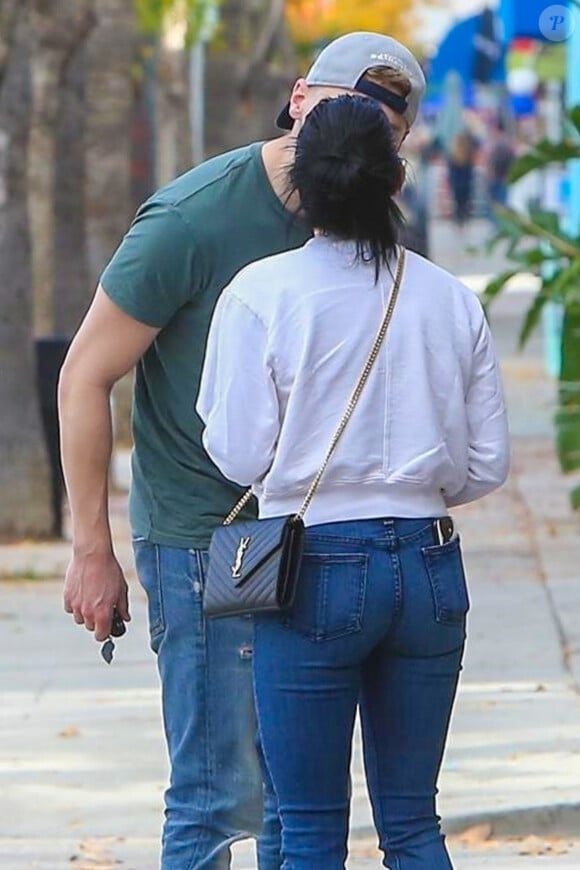 Ariel Winter embrasse son compagnon Levi Meaden dans les rues de Los Angeles, le 17 décembre 2018