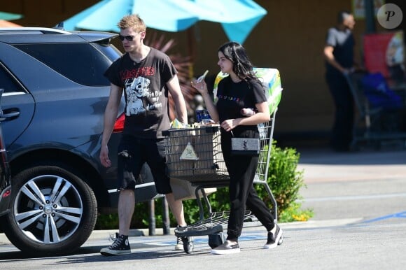 Ariel Winter et son compagnon Levi Meaden sont allés faire des courses au supermarché Vons à Studio City, le 6 août 2019.