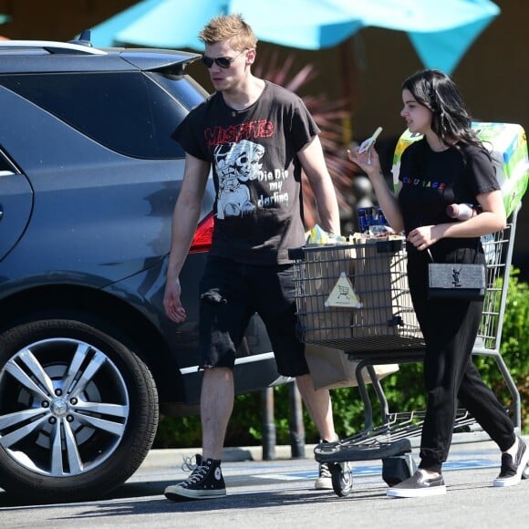 Ariel Winter et son compagnon Levi Meaden sont allés faire des courses au supermarché Vons à Studio City, le 6 août 2019.