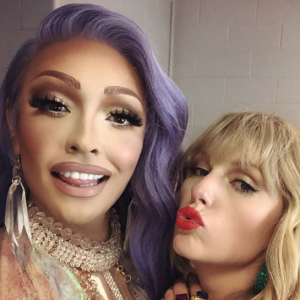 Tatianna, candidate de la deuxième saison de l'émission "RuPaul's Drag Race", et Taylor Swift sur Instagram. Le 27 août 2019.