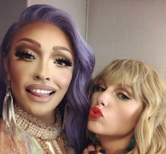Tatianna, candidate de la deuxième saison de l'émission "RuPaul's Drag Race", et Taylor Swift sur Instagram. Le 27 août 2019.