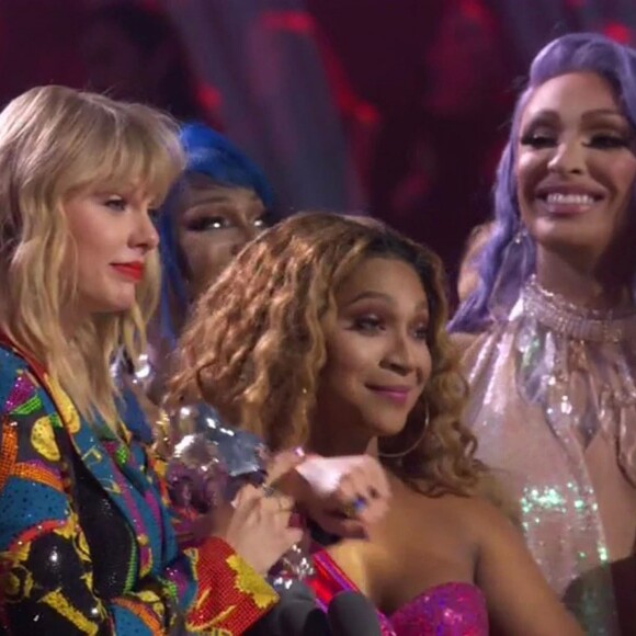 Taylor Swift, Tatianna et A'keria Davenport - Taylor Swift donne un discours sur l'égalité et le respect des personnes issues de la communauté LGBTQ lors de la cérémonie des MTV Video Music Awards (MTV VMA's) à Newark dans le New Jersey, le 26 août 2019.