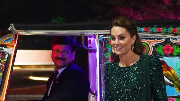 Kate Middleton scintillante au Pakistan, arrivée en tuk-tuk avec William