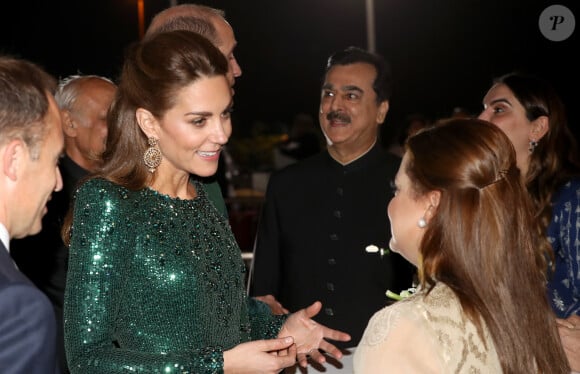 Catherine Kate Middleton - Le duc et la duchesse de Cambridge lors d'une réception offerte par le haut commissaire britannique à Islamabad, Pakistan le 15 octobre 2019.  The Duchess of Cambridge speaks to guests during a reception hosted by the British High Commissioner to Pakistan Thomas Drew CMG at the National Monument in Islamabad during the second day of the royal visit to Pakistan.15/10/2019 - Islamabad