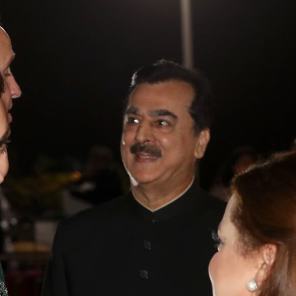 Catherine Kate Middleton - Le duc et la duchesse de Cambridge lors d'une réception offerte par le haut commissaire britannique à Islamabad, Pakistan le 15 octobre 2019.  The Duchess of Cambridge speaks to guests during a reception hosted by the British High Commissioner to Pakistan Thomas Drew CMG at the National Monument in Islamabad during the second day of the royal visit to Pakistan.15/10/2019 - Islamabad