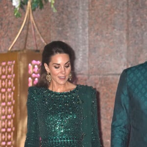 Catherine Kate Middleton, duchesse de Cambridge, le prince William, duchesse de Cambridge - Le duc et la duchesse de Cambridge arrivent à une réception en leur honneur donnée par le haut commissaire britannique au Pakistan , à Islamabad le 15 octobre 2019.  The Duke and Duchess of Cambridge arrive by tuk tuk for a reception hosted by the British High Commissioner to Pakistan Thomas Drew CMG at the National Monument in Islamabad during the second day of the royal visit to Pakistan15/10/2019 - Islamabad