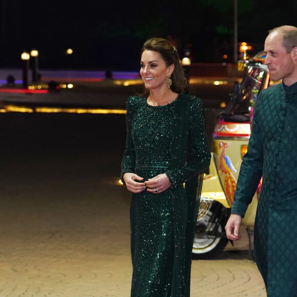 Catherine Kate Middleton, duchesse de Cambridge, le prince William, duc de Cambridge - Le duc et la duchesse de Cambridge arrivent à une réception en leur honneur donnée par le haut commissaire britannique au Pakistan , à Islamabad le 15 octobre 2019.  The Duke and Duchess of Cambridge arrive by tuk tuk for a reception hosted by the British High Commissioner to Pakistan Thomas Drew CMG at the National Monument in Islamabad during the second day of the royal visit to Pakistan.15/10/2019 - Islamabad