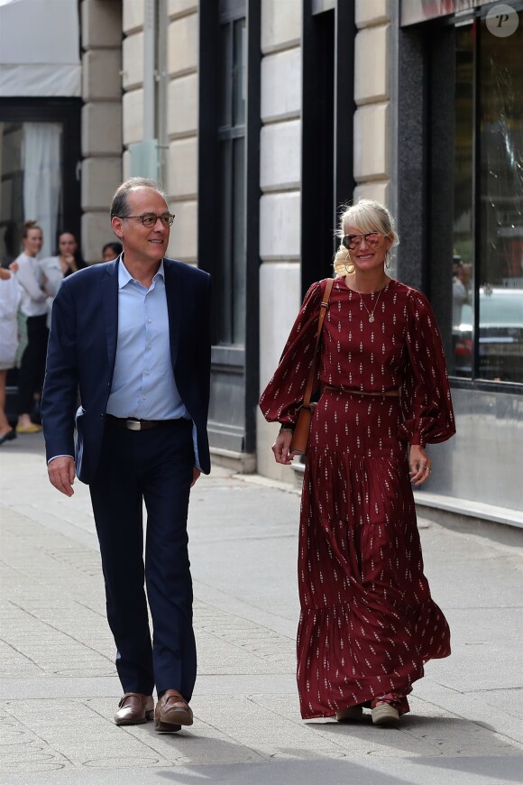 Laeticia Hallyday sort d'un déjeuner à l'Avenue avec un de ses avocats puis ils rejoignent à pied le cabinet pour un meeting le 23 septembre 2019.