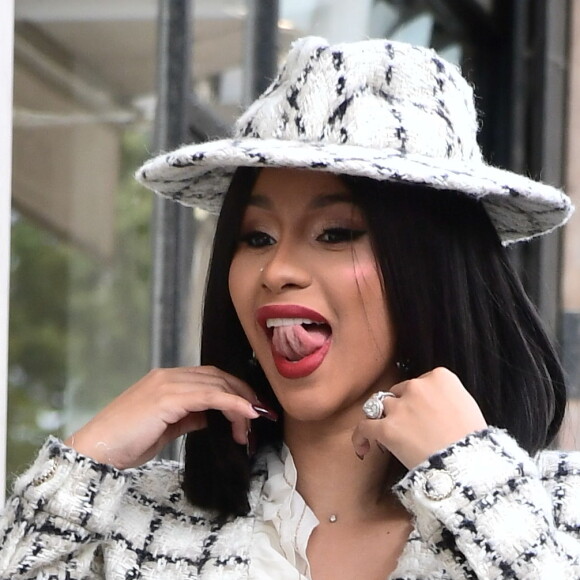 Cardi B quitte le défilé de mode Chanel lors de la fashion week et va faire du shopping dans la boutique Bonpoint à Paris le 1er octobre 2019.