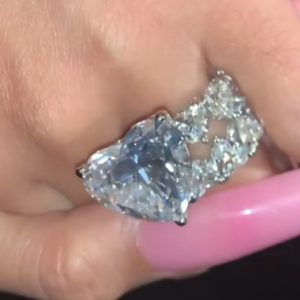 L'immense diamant offert par Offset à sa compagne Cardi B pour son anniversaire- 12 octobre 2019.