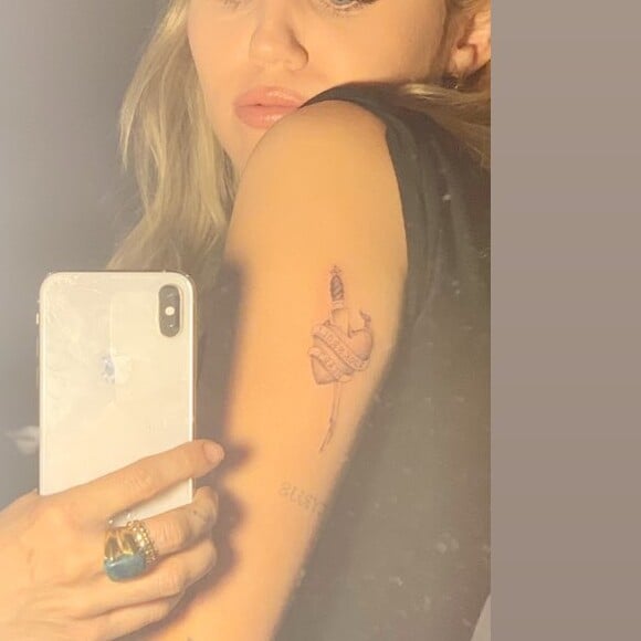 Miley Cyrus dévoile son nouveau tatouage fait avec Cody Simpson- 16 octobre 2019.