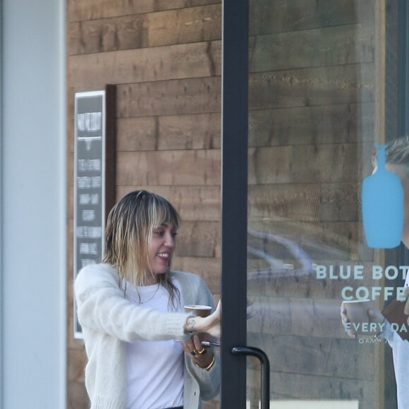 Miley Cyrus et son nouveau compagnon Cody Simpson sont allés acheter un café à emporter chez Blue Bottle Coffee à Studio City, Los Angeles, le 13 octobre 2019.