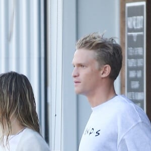 Miley Cyrus et son nouveau compagnon Cody Simpson sont allés acheter un café à emporter chez Blue Bottle Coffee à Studio City, Los Angeles, le 13 octobre 2019.