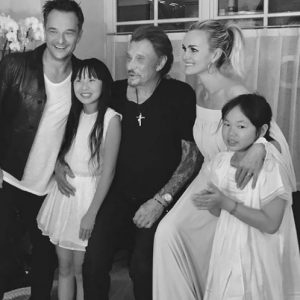 David Hallyday avec ses soeurs Jade et Joy, son père Johnny Hallyday et sa belle-mère Laeticia Hallyday sur une photo publiée sur Instagram en juin 2017.