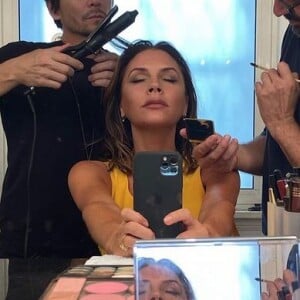 Victoria Beckham entre les mains de son coiffeur Ken Paves et de son maquilleur Petro Petrohilos. Octobre 2019.