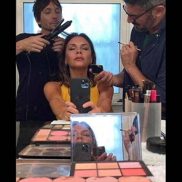 Victoria Beckham entre les mains de son coiffeur Ken Paves et de son maquilleur Petro Petrohilos. Octobre 2019.