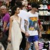 Margaret Qualley et son compagnon Pete Davidson se promènent dans les rues de Venise lors de la 76e édition du festival du film de Venise, La Mostra, le 2 septembre 2019.