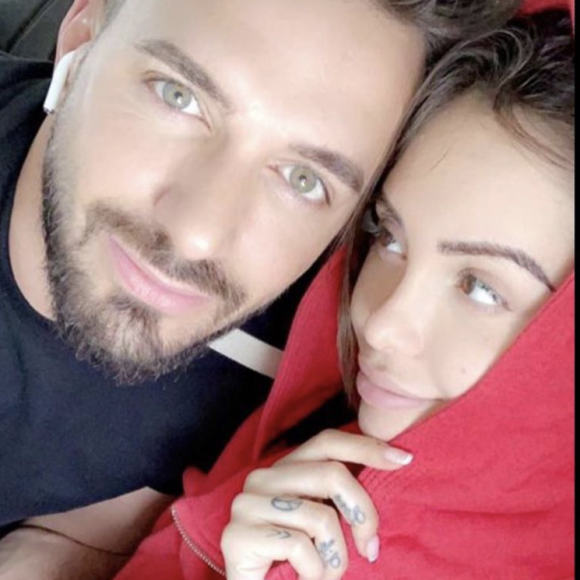 Nabilla, Thomas Vergara et leur fils Milann de sortie le 17 octobre 2019. Après avoir été à la mairie, ils ont fait une fête en l'honneur du bébé chez eux.