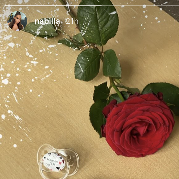 Nabilla, Thomas Vergara et leur fils Milann de sortie le 17 octobre 2019. Après avoir été à la mairie, ils ont fait une fête en l'honneur du bébé chez eux.