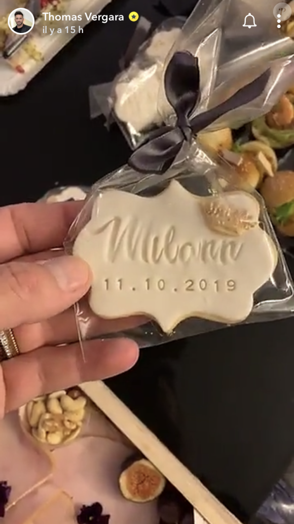 Nabilla, Thomas Vergara et leur fils Milann de sortie le 17 octobre 2019. Après avoir été à la mairie, ils ont fait une fête en l'honneur du bébé chez eux.