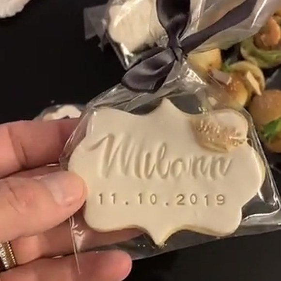 Nabilla, Thomas Vergara et leur fils Milann de sortie le 17 octobre 2019. Après avoir été à la mairie, ils ont fait une fête en l'honneur du bébé chez eux.