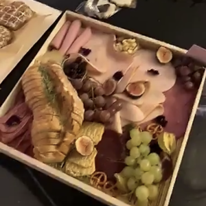 Nabilla, Thomas Vergara et leur fils Milann de sortie le 17 octobre 2019. Après avoir été à la mairie, ils ont fait une fête en l'honneur du bébé chez eux.