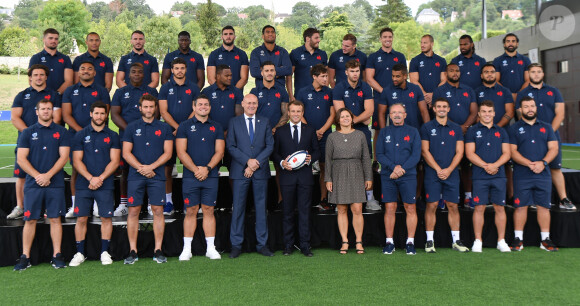 Bernard Laporte (président de la Fédération Française de Rugby à XV), Emmanuel Macron, président de la République Française, Roxana Maracineanu, ministre des Sports, Camille Chat, Guilhem Guirado, Peato Mauvaka, Cyril Baill, Demba Bamba, Jefferson Poirot, Emerick Setiano, Rabah Slimani, Paul Gabrillagues, Sébastien Vahaamahina, Bernard le Roux, Grégory Alldritt, Yacouba Camara, Arthur Iturria, Wenceslas Lauret, Charles Ollivon, Louis Picamoles, Antoine Dupont, Maxime Machenaud, Baptiste Serin, Camille Lopez, Romain Ntamack, Gaël Fickou, Wesley Fofana, Sofiane Guitoune, Virimi Vakatawa, Yoann Huget, Maxime Médard, Damian Penaud, Alivereti Raka, Thomas Ramos, lors de la visite du centre d'entrainement du XV de France, en phase préparatoire de la Coupe du Monde Rugby 2019 au Japon. Marcoussis, le 5 septembre 2019. © Liewig/Pool/Bestimage