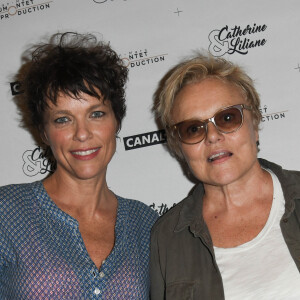 Anne Le Nen et sa compagne Muriel Robin - Soirée du pot de départ de Catherine et Liliane au théâtre Bobino à Paris le 1er juillet 2019. (Copines inséparables, Catherine et Liliane - incarnées par les comédiens A.Lutz et B. Sanches - proposent des sketchs comiques et satiriques sur l'acutalité.) © Coadic Guirec/Bestimage