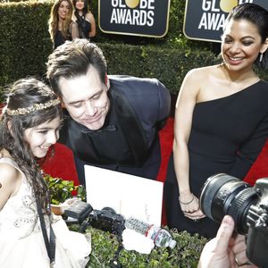 Jim Carrey et sa compagne Ginger Gonzaga au photocall de la 76ème cérémonie annuelle des Golden Globe Awards au Beverly Hilton Hotel à Los Angeles, Californie, Etats-Unis, le 6 janver 2019.