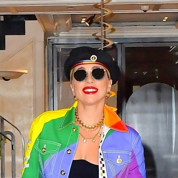 Lady Gaga aux couleurs de la Gay Pride sort de son hôtel à New York Le 28 Juin 2019