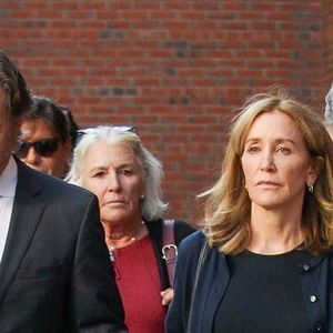 L'actrice Felicity Huffman et son mari William H. Macy à la sortie du tribunal de Boston, Massachusetts, Etats-Unis, le 13 septembre 2019. L'actrice américaine Felicity Huffman a été condamnée, à deux semaines de prison pour avoir payé 15 000 dollars (13 500 euros) afin de falsifier les tests d'entrée à l'université de sa fille aînée, dans le cadre d'un vaste scandale de corruption.