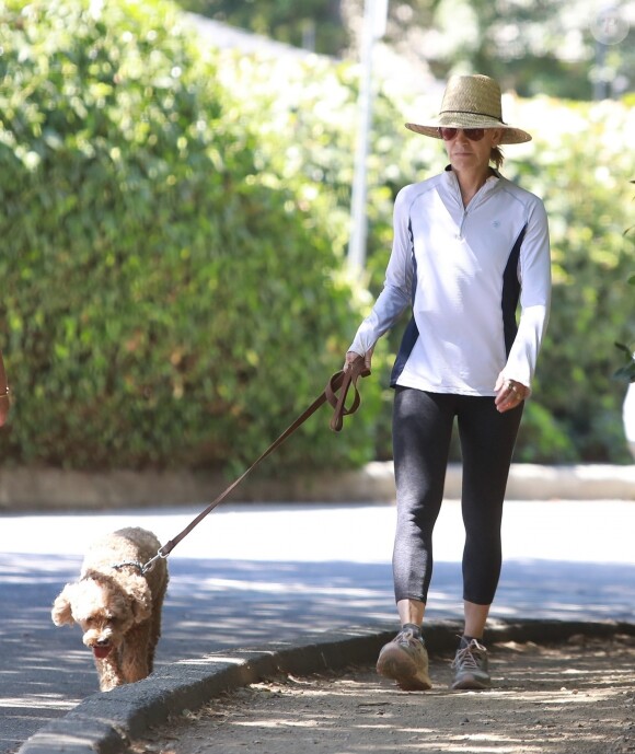 Exclusif - Felicity Huffman promène son chien avec un ami dans les rues de Los Angeles, le 27 août 20