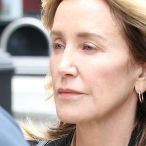 L'actrice américaine Felicity Huffman a plaidé coupable lundi d'avoir versé des pots-de-vin pour faciliter l'entrée de sa fille dans une université prestigieuse à Boston. Devenue vedette mondiale après son passage dans la série Desperate Housewives (2004-2012), Felicity Huffman pourrait échapper à de la prison ferme, alors que le procureur a seulement recommandé 4 mois, loin du maximum de 20 ans prévu par le Code pénal. Le 13 mai 201