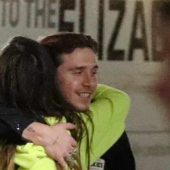 Exclusif - Brooklyn Beckham a été aperçu en train de câliner une mystérieuse inconnue à la sortie de la boîte de nuit 'Tape' à Londres, le 12 octobre 2019.