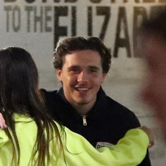 Exclusif - Brooklyn Beckham a été aperçu en train de câliner une mystérieuse inconnue à la sortie de la boîte de nuit 'Tape' à Londres, le 12 octobre 2019.