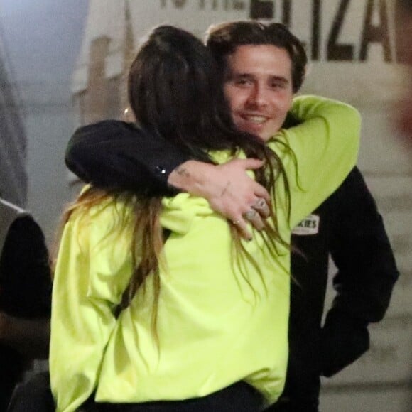 Exclusif - Brooklyn Beckham a été aperçu en train de câliner une mystérieuse inconnue à la sortie de la boîte de nuit 'Tape' à Londres, le 12 octobre 2019.