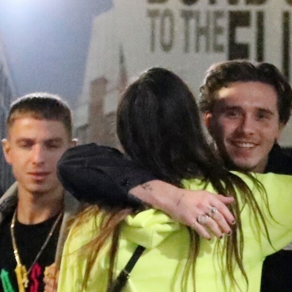 Exclusif - Brooklyn Beckham a été aperçu en train de câliner une mystérieuse inconnue à la sortie de la boîte de nuit 'Tape' à Londres, le 12 octobre 2019.
