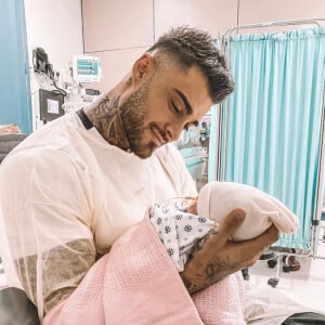 Jessica Thivenin et Thibault Garcia ont enfin pu tenir leur bébé Maylone dans les bras. Le 17 octobre 2019.