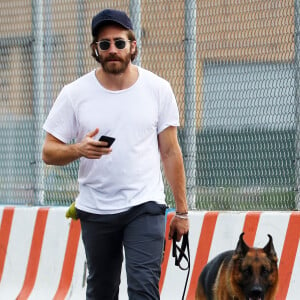 Exclusif - Jake Gyllenhaal promène son chien Atticus en compagnie de sa meilleure amie Greta Caruso dans les rues de New York. le 14 août 2017