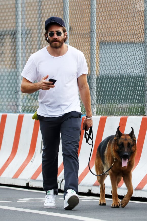 Exclusif - Jake Gyllenhaal promène son chien Atticus en compagnie de sa meilleure amie Greta Caruso dans les rues de New York. le 14 août 2017