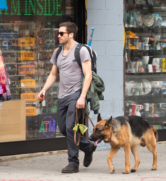 Exclusif - Jake Gyllenhaal se promène avec son chien à Soho, New York le 9 octobre 2016.