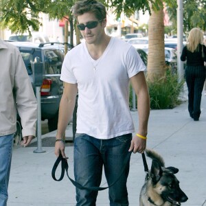 Jake Gyllenhaal avec son chien à Los Angeles, en 2004.
