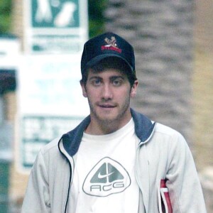 Jake Gyllenhaal avec son chien à Los Angeles, en 2004.