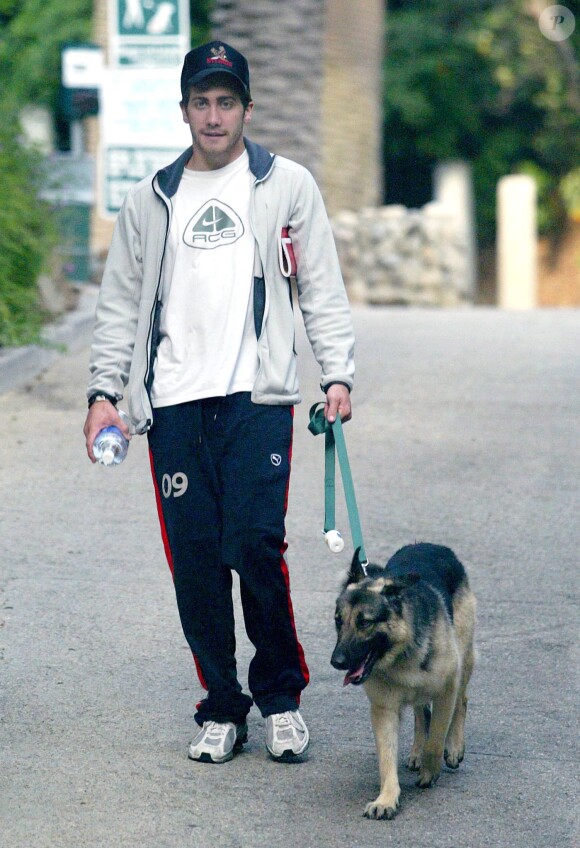 Jake Gyllenhaal avec son chien à Los Angeles, en 2004.