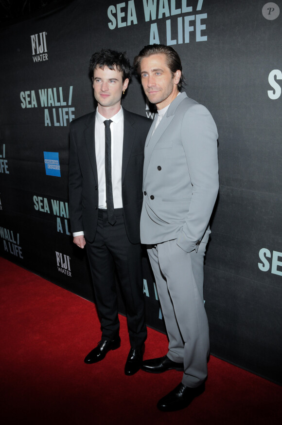 Tom Sturridge et Jake Gyllenhaal lors de la première de la pièce 'Sea Wall / A Life' au théâtre Hudson à New York, le 8 août 2019.