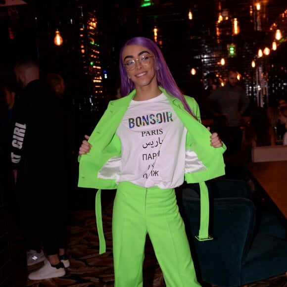 Exclusif - Bilal Hassani - After du concert de Bilal Hassani à la Gioia à Paris le 21 octobre 2019. Le jeune chanteur français se produisait sur la scène de l'Olympia avant son arrivée à la Gioia. Il dévoile un t-shirt tiré de sa collab avec Jennyfer. © Rachid Bellak/Bestimage