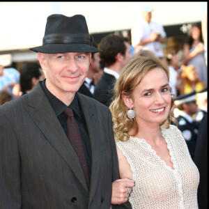 Sandrine Bonnaire et Guillaume Laurant lors de la montée des marches du film "Synecdoche, New York du 61e Festival de Cannes le 23 mai 2008.