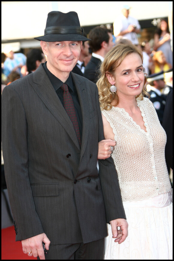 Sandrine Bonnaire et Guillaume Laurant lors de la montée des marches du film "Synecdoche, New York du 61e Festival de Cannes le 23 mai 2008.