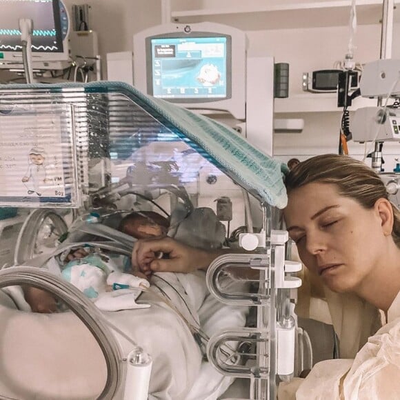 Jessica Thivenin avec son fils Maylone à l'hôpital, 18 octobre 2019